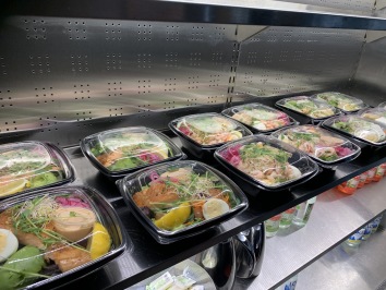NU FINNS FÄRDIGA FRÄSCHA SALLADER I VÅR MATSALS KYL. ALLT FÖR ATT NI SNABBT SKA KUNNA FÅ ER LUNCH MED ER ELLER OM NI ÖNSKAR ÄTA I VÅR MATSAL. KOM GÄRNA MED FÖRSLAG PÅ ER FAVORITSALLAD SÅ KAN VI GÖRA DEN OCKSÅ. NU FINNS FÄRDIGA FRÄSCHA SALLADER I VÅR MATSALS KYL. ALLT FÖR ATT NI SNABBT SKA KUNNA FÅ ER LUNCH MED ER ELLER OM NI ÖNSKAR ÄTA I VÅR MATSAL. KOM GÄRNA MED FÖRSLAG PÅ ER FAVORITSALLAD SÅ KAN VI GÖRA DEN OCKSÅ.