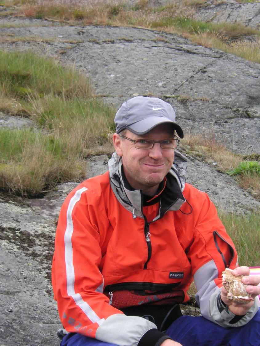 Lars försöker låta bli att tugga.