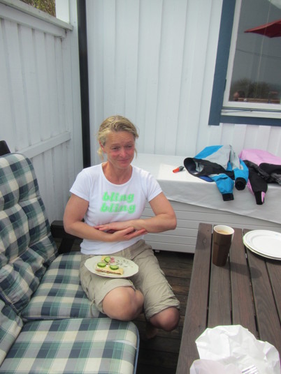 Vi blir inbjudna att sitta på hennes fina veranda