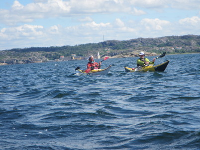 Paul H och Maria T stävar vidare i vågorna mot Gullholmen
