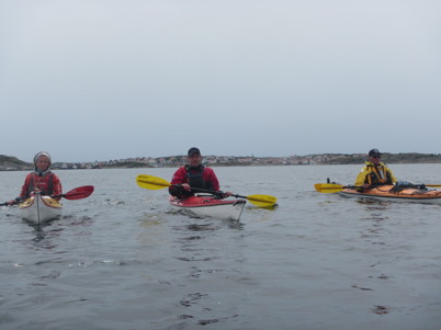 Maria T, Lars, Anders med Gullholmen i bakgrunden