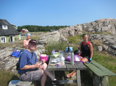 Efter överfart gjorde vi lunchstopp hos Gudrun (Tinas kompis). Vi fick sitta på hennes fina tomt och nyttja hennes gulliga dass.