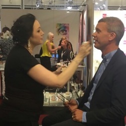 Att jobba på Mässor med Makeup Att jobba på Mässor med Makeup