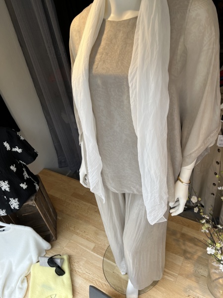 Blus och byxa i viscose och silke från2-BIZ. Här tillsammans i en set look. Lika snyggt att bryta av med blusen tex till vita byxor.