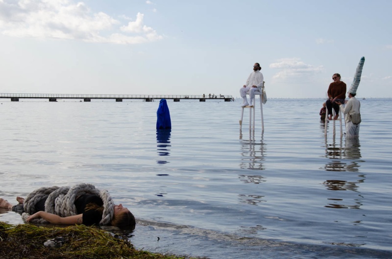 22/8 The Throne - Humans desire to own water, nature. Interactive performance with Erik Högström, Annou Nilson, Lisa Nyberg, Johan Haugen, Alicia DAilly, Felicia Konrad. Photo Charlie Haugen Konrad