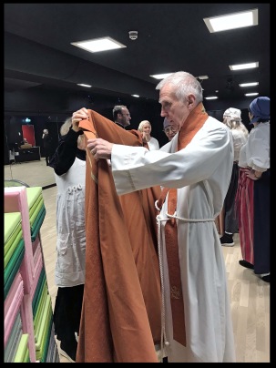 Biskopen får hjälp med sin kåpa