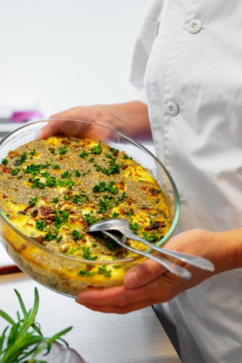 Vår ambition är att servera två vegetariska rätter varje vecka. Alla rätter ska vara tillagade med så stor andel närodlade och ekologiska råvaror som möjligt. Vår ambition är att servera två vegetariska rätter varje vecka. Alla rätter ska vara tillagade med så stor andel närodlade och ekologiska råvaror som möjligt.
