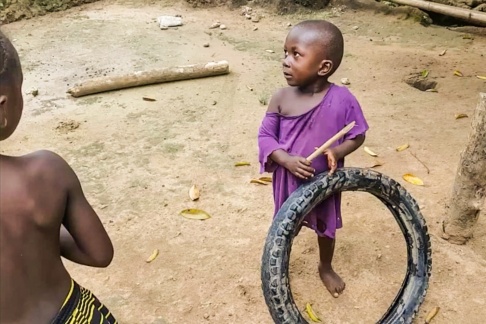Enkla leksaker som däck och pinnar är vanliga bland barnen i Sierra Leone. Enkla leksaker som däck och pinnar är vanliga bland barnen i Sierra Leone.