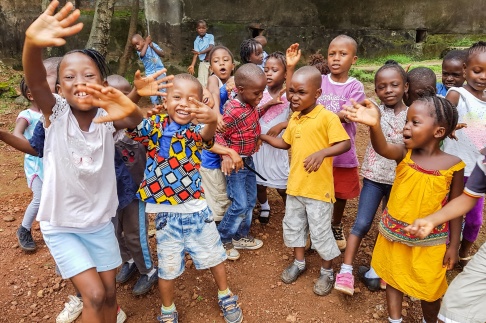 Lek och bus på FVBU:s förskola i Freetown, SL. Lek och bus på FVBU:s förskola i Freetown, SL.
