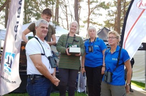Pristagaren i mitten. Längst till höger BirdLife Sveriges ordförande (och Rapphöna) Lotta Berg.