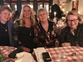 Tre av Rapphönans grundare, Gigi Sahlstrand, Eva Stenvång Lindqvist och Lotten Sjölander vid jubileumsmiddagen 28 februari 2019 i Stockholm. Till vänster BirdLife Sveriges ordförande Lotta Berg som deltog i festligheten.