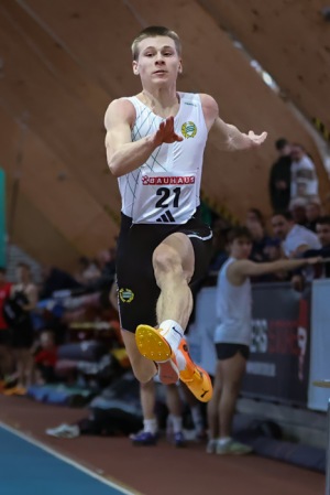 Svenskt juniorrekord 7.84!