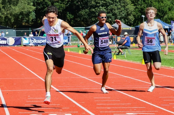 Eliah och Wilton i första heatet där den förstnämnde gick vidare som heatsegrare i försöken och Wilton vidare via nya perset 23,43. Även Oliver persade sig vidare i fjärde heatet på direktplats med tiden 23,53.  Eliah vidare till final i semin som heatetta och de andra två vidare till final på tid gjorde att vi hade hela tre löpare med till finalen på de sex banorna! Dagens happening när tre grönvita ställde sig i startblocken. En dålig start för favoriten Eliah gjorde i slutändan att han fick finna sig besegrad med ynka tre tusendelar! Wilton hade två tusendelar upp till fjärdeplatsen som femma och Oliver in som sexa.