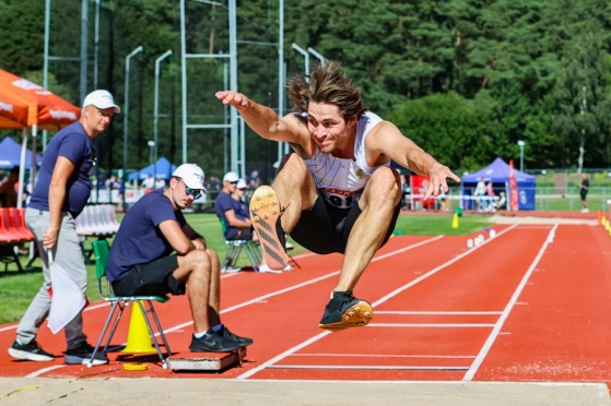 Grej of the day när M22-killarna skulle avrunda SM-helgen och landets tre bästa hoppare efter Montler skulle göra upp om medaljerna och det var ingen annan som kunde slå sig in och konkurrera än Niklas, Melwin Lycke Holm och Joakim Hellbratt. Jocke kryssade och Melwin noterade 7.58 innan Niklas klev in på scenen och drämde till med ett grymt 7.77-hopp i första omgången vilket ledde till att han skulle bli jagad! Melwin stabil med hopp mellan 7.47-7.57 lyckades inte öka. Jocke hade press på sig efter två kryss och visade styrka med ett säkerhetshopp på 7.44. Full satsning efter det blev ett avbrutet hopp i fjärde och två kryss i de två sista medförder att guldet var klart för Niklas! I fjärde noterade han dessutom det nya perset 7.63!