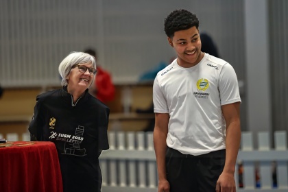 9. Charmar funktionärerna