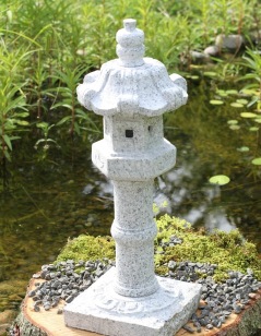 Japansk trädgård, granithus, Kasuga lanterna