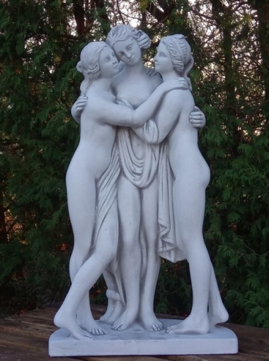 Staty tre damer, trädgårdskonst, betongstaty vit