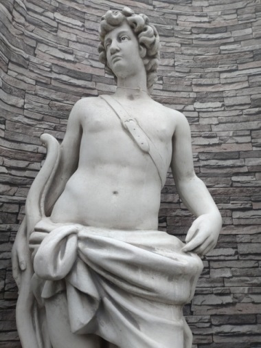Martello staty , trädgårdskonst vit