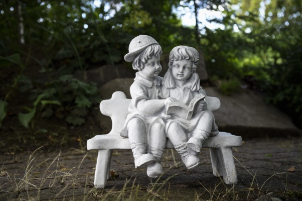 trädgårdskonst , staty barn på bänk vit