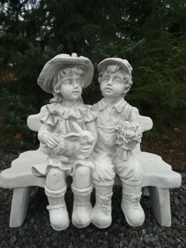 barn på bänk trädgårdskonst , vit