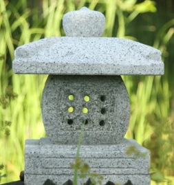 japansk trädgård stenhus