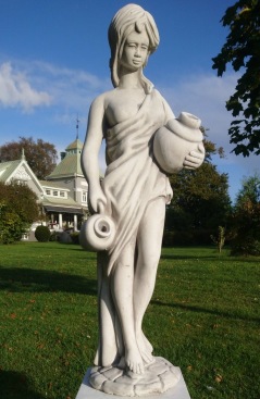Staty Nyelle Trädgårdskonst