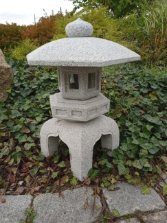 Japanskk trädgård granithus