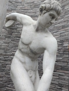Staty Amorette trädgårskonst discus