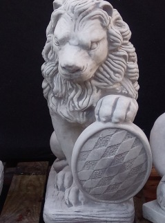 staty lejon , trädgårskonst lejon med sköld vit