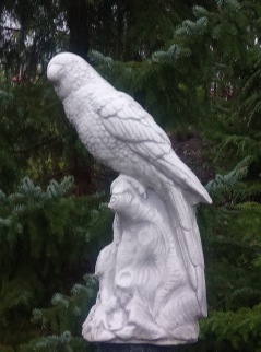 Goja, Trädgårds staty, Papegoja på gren.