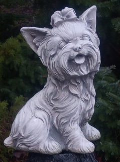 trädgårdskonst hund med rosett, trädgårdsskulptur
