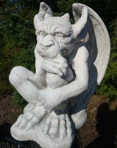 Gargoyls , trädgårdskonst vit figur