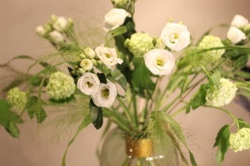 Vita blommor Hanataba grönt gräs Vita blommor Hanataba grönt gräs
