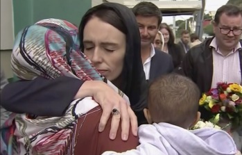 TVNZ/AP/TT Premiärminister Jacinda Ardern kramar om en kvinna under ett besök vid Kilbirniemoskén i Wellington. TVNZ/AP/TT Premiärminister Jacinda Ardern kramar om en kvinna under ett besök vid Kilbirniemoskén i Wellington.