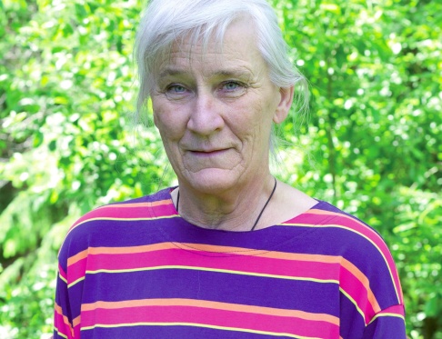 Marianne Ketti är en av tusentals i Sverige som av staten tvingas betala för en tv hon inte kan titta på och som gör henne sjuk. Fotograf: Emelie Winberg. Marianne Ketti är en av tusentals i Sverige som av staten tvingas betala för en tv hon inte kan titta på och som gör henne sjuk. Fotograf: Emelie Winberg.