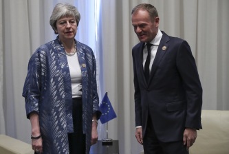 Francisco Seco/AP/TT Storbritanniens premiärminister Theresa May och EU:s permanente rådsordförande Donald Tusk. Arkivbild. Francisco Seco/AP/TT Storbritanniens premiärminister Theresa May och EU:s permanente rådsordförande Donald Tusk. Arkivbild.