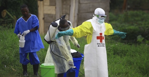 Al-hadji Kudra Maliro/AP/TT Vårdpersonal desinfekteras på ett behandlingscenter i Beni i östra Kongo-Kinshasa. Arkivbild. Al-hadji Kudra Maliro/AP/TT Vårdpersonal desinfekteras på ett behandlingscenter i Beni i östra Kongo-Kinshasa. Arkivbild.
