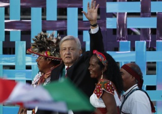Moises Castillo/AP/TT Mexikos president Andrés Manuel López Obrador, här vid med religiösa ledare från ursprungsbefolkningen vid ceremonin där han svors in i december. Arkivbild. Moises Castillo/AP/TT Mexikos president Andrés Manuel López Obrador, här vid med religiösa ledare från ursprungsbefolkningen vid ceremonin där han svors in i december. Arkivbild.