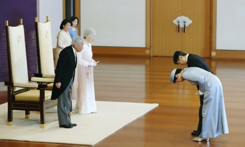 Kyodo News/AP/TT Japanska kejsaren Akihito och kejsarinnan Michiko hälsas av kronprins Naruhito och kronprinsessan Masako under en ceremoni för att fira Akihitos 30 år som regent. Kyodo News/AP/TT Japanska kejsaren Akihito och kejsarinnan Michiko hälsas av kronprins Naruhito och kronprinsessan Masako under en ceremoni för att fira Akihitos 30 år som regent.