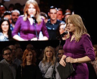 Petr David Josek/AP/TT Zuzana Caputova möter journalister och anhängare vid sitt kampanjhögkvarter i Bratislava under valnatten. Petr David Josek/AP/TT Zuzana Caputova möter journalister och anhängare vid sitt kampanjhögkvarter i Bratislava under valnatten.