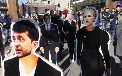Efrem Lukatsky/AP/TT Pappfigurer som visar presidentkandidaterna Volodymyr Zelenskyj och Julia Tymosjenko står på ett torg i huvudstaden Kiev tidigare i mars. Efrem Lukatsky/AP/TT Pappfigurer som visar presidentkandidaterna Volodymyr Zelenskyj och Julia Tymosjenko står på ett torg i huvudstaden Kiev tidigare i mars.