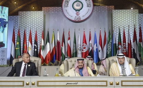 Fethi Belaid/AP/TT Från vänster: Arabförbundets generalsekreterare Ahmad Abul Ghait, Saudiarabiens kung Salman och Saudiarabiens utrikesminister vid öppnandet av mötet i Tunisien på söndagen. Fethi Belaid/AP/TT Från vänster: Arabförbundets generalsekreterare Ahmad Abul Ghait, Saudiarabiens kung Salman och Saudiarabiens utrikesminister vid öppnandet av mötet i Tunisien på söndagen.
