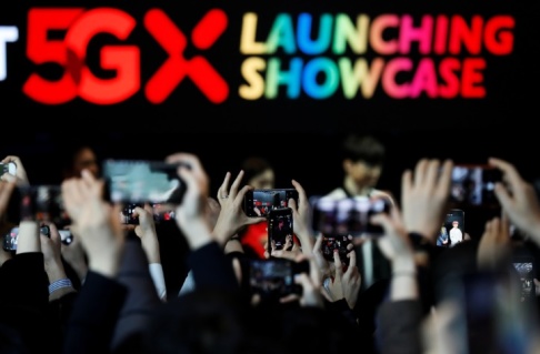 Folk tar bilder under en lancering av 5G i Seoul i Sydkorea den 3 April 3 i år. REUTERS/Kim Hong-Ji/File Photo Folk tar bilder under en lancering av 5G i Seoul i Sydkorea den 3 April 3 i år. REUTERS/Kim Hong-Ji/File Photo