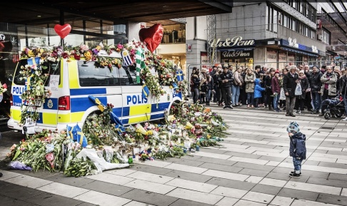 Tomas Oneborg / SvD / TT En tyst minut för terroroffren utanför varuhuset Åhléns i Stockholm, tre dagar efter terrordådet den 7 april 2017. Arkivbild. Tomas Oneborg / SvD / TT En tyst minut för terroroffren utanför varuhuset Åhléns i Stockholm, tre dagar efter terrordådet den 7 april 2017. Arkivbild.