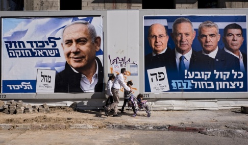 Oded Balilty/AP/TT Valaffisher i Tel Aviv i Israel. Den vänstra visar Likudledaren och sittande premiärministern Benjamin Netanyahu. Den högra visar Benny Gantz och några andra politiker från den nya mittenorienterade Blå och vit-alliansen. Oded Balilty/AP/TT Valaffisher i Tel Aviv i Israel. Den vänstra visar Likudledaren och sittande premiärministern Benjamin Netanyahu. Den högra visar Benny Gantz och några andra politiker från den nya mittenorienterade Blå och vit-alliansen.
