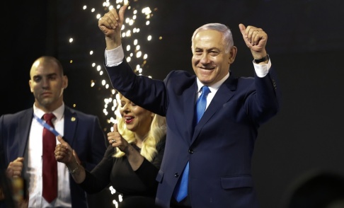 Ariel Schalit/AP/TT Israels premiärminister Benjamin Netanyahu framträder inför sina anhängare i Tel Aviv. Ariel Schalit/AP/TT Israels premiärminister Benjamin Netanyahu framträder inför sina anhängare i Tel Aviv.