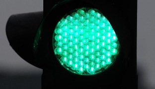 Ingvar Karmhed / SvD / TT En kamera vid varje trafikljus som läser av bilköerna i realtid skulle kunna korta bilköerna med upp till tio procent, tror forskare. Arkivbild. Ingvar Karmhed / SvD / TT En kamera vid varje trafikljus som läser av bilköerna i realtid skulle kunna korta bilköerna med upp till tio procent, tror forskare. Arkivbild.