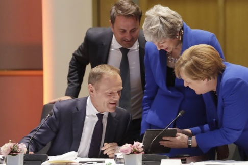 Olivier Hoslet/AP/TT EU:s permanente rådsordförande Donald Tusk, Luxemburgs premiärminister Xavier Bettel, Storbritanniens premiärminister Theresa May och Tysklands förbundskansler Angela Merkel letar lösningar om brexit på onsdagens toppmöte i Bryssel. Olivier Hoslet/AP/TT EU:s permanente rådsordförande Donald Tusk, Luxemburgs premiärminister Xavier Bettel, Storbritanniens premiärminister Theresa May och Tysklands förbundskansler Angela Merkel letar lösningar om brexit på onsdagens toppmöte i Bryssel.
