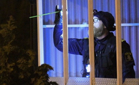 Johan Nilsson/TT Polis och kriminaltekniker på plats i Rosengård under natten mot torsdag efter misstänkt skottlossning mot en villa. Johan Nilsson/TT Polis och kriminaltekniker på plats i Rosengård under natten mot torsdag efter misstänkt skottlossning mot en villa.