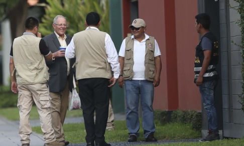 Victor Galvan/AP/TT Perus tidigare president Pedro Pablo Kuczynski, tvåa från vänster i bild, har gripits. Arkivbild från 2018. Victor Galvan/AP/TT Perus tidigare president Pedro Pablo Kuczynski, tvåa från vänster i bild, har gripits. Arkivbild från 2018.